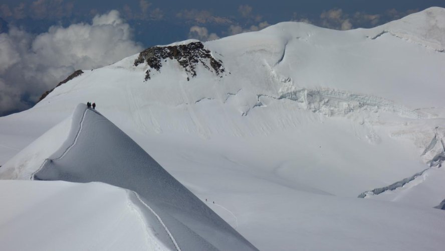 Arêtes du Lyskam, au fond les arêtes du Castor