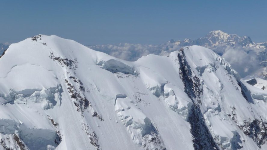 Lyskamm et Mont-Blanc depuis la pointe Zumstein