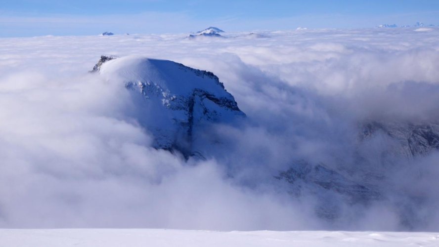 Le Ciarforon émerge de la mer de nuages