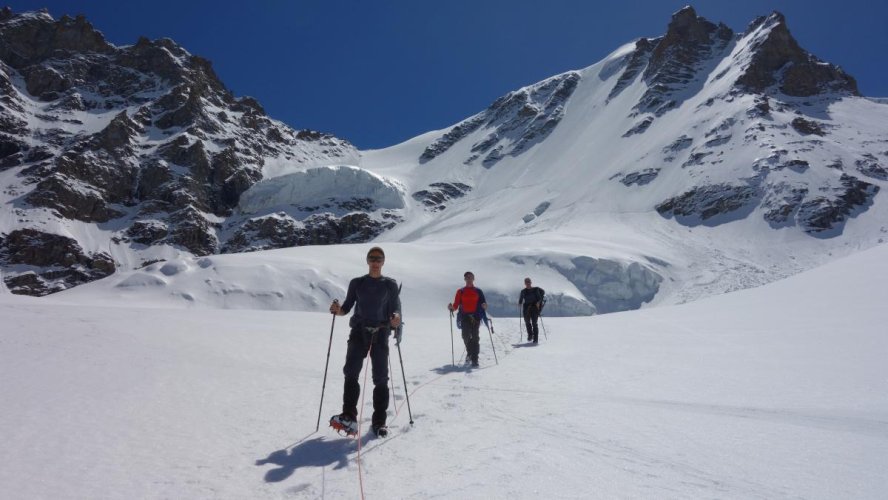 Descente sous la face Nord, glacier de Laveciau