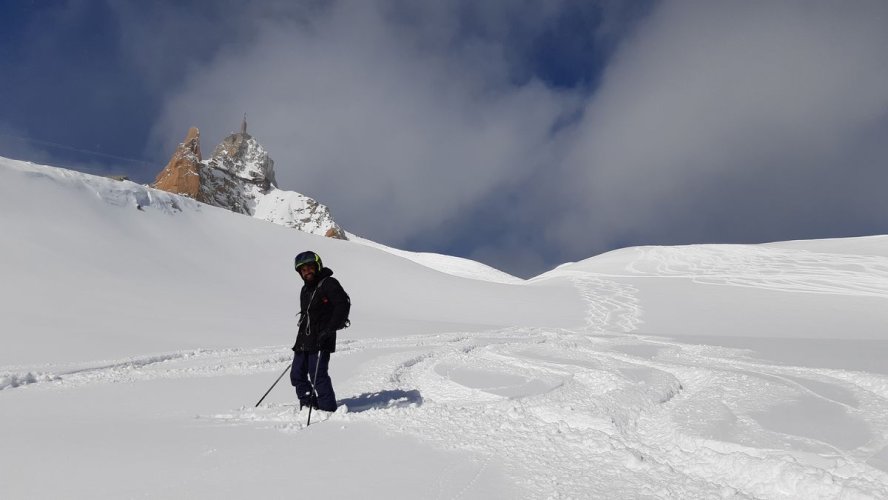 Dans les premières pentes du Petit Envers en poudreuse