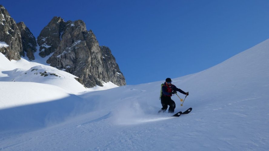 Grand ski en poudreuse dans la combe du Pouce