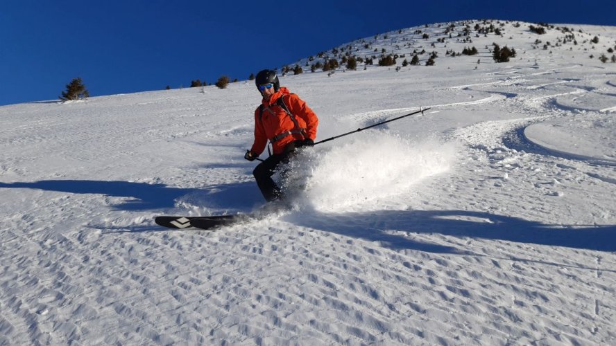 Super ski en début de saison sous l'épaule du Joly
