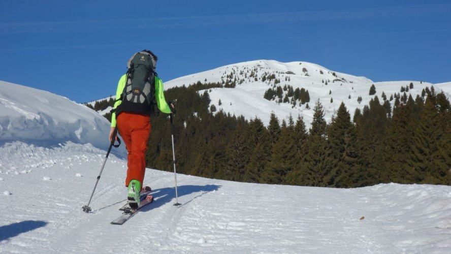 Un départ tranquille en ski de rando vers le Croisse Baulet