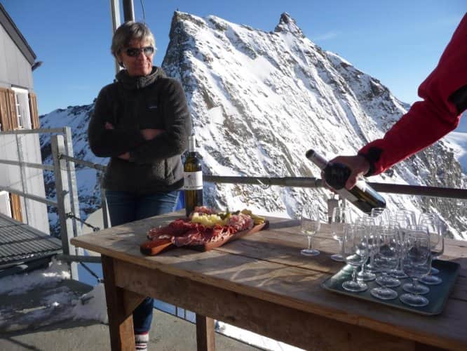 Anne-Marie, la gardienne emblématique de la cabane Bertol, et ses apéros !