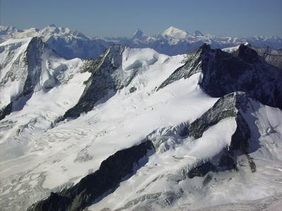 Le Wannenhorn et au fond les 4000 du Valais Wannenhorn et sommets du valais