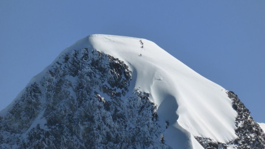 Des cordées au sommet de l'aiguille de Bionnassay