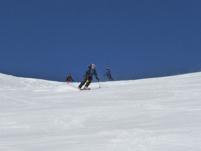 Descente à skis du glacier de Tré-La-Tête