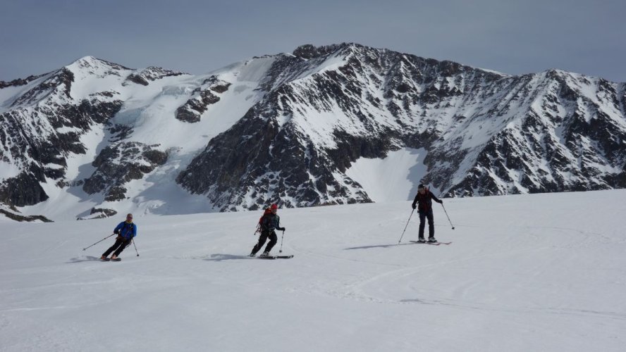 Descente à skis du glacier de Tré-La-Tête