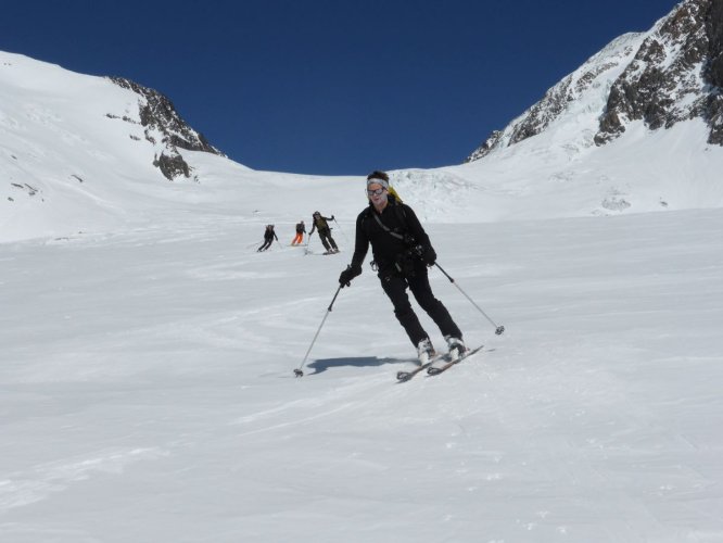 Descente à skis du glacier de Tré-La-Tête