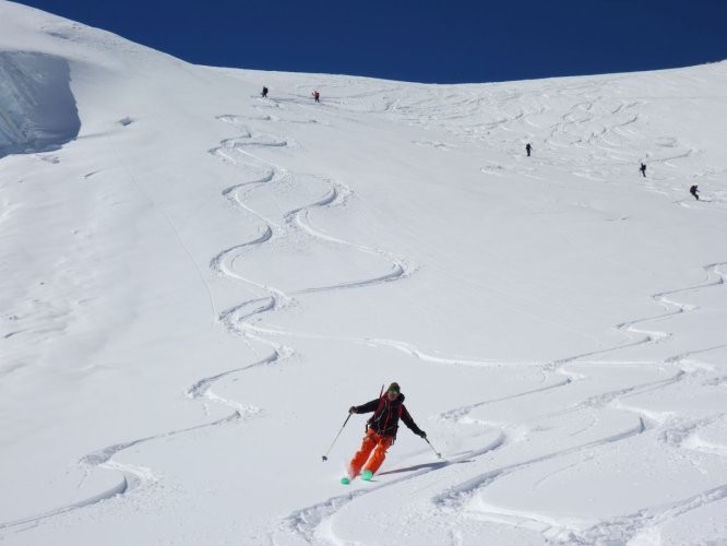 Descente en poudreuse du glacier de Moming