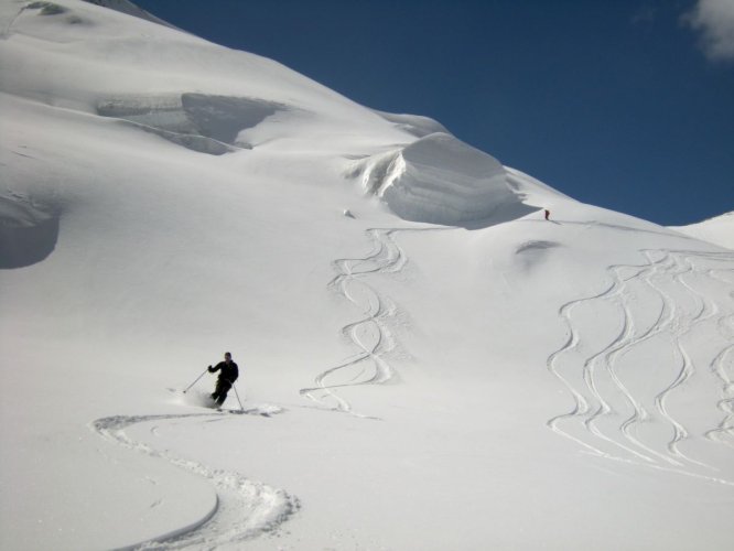 Descente en poudreuse du glacier de Moming