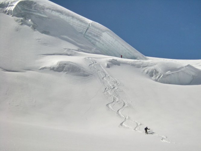 Poudreuse sur le glacier de Moming