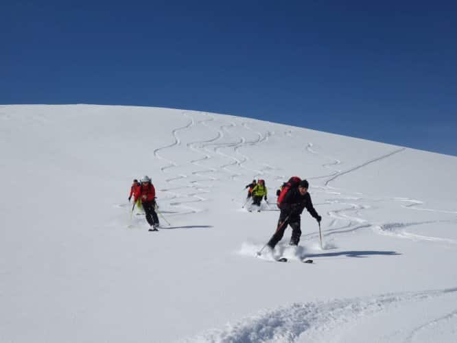 Ski de randonnée avec un guide, de l'initiation aux raids