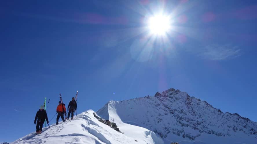 Ski de randonnée avec un guide, de l'initiation aux raids