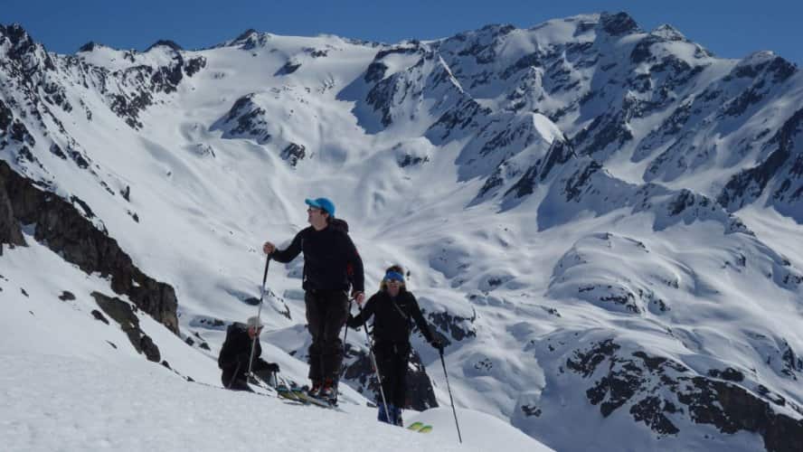 Ski de randonnée avec un guide, de l'initiation aux raids