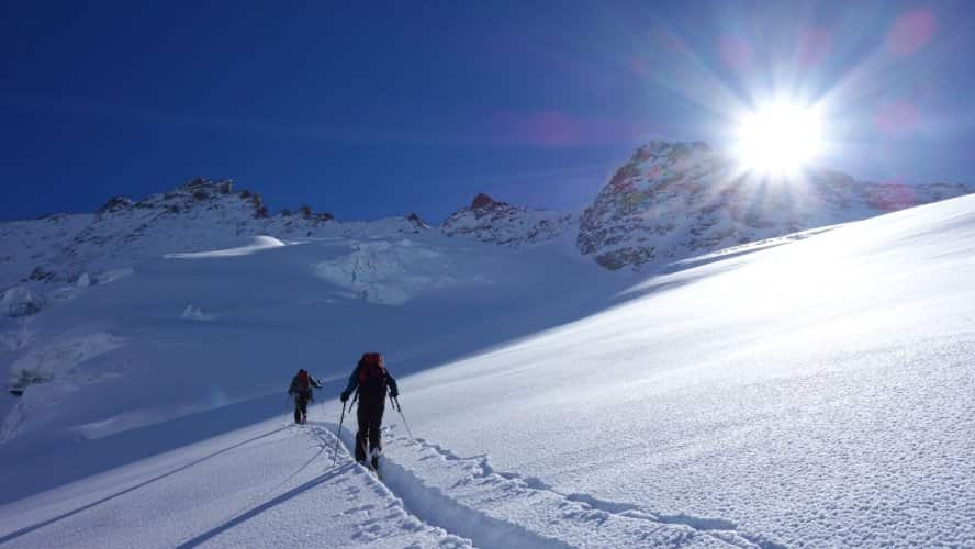 Ski de randonnée avec un guide, de l'initiation aux raids