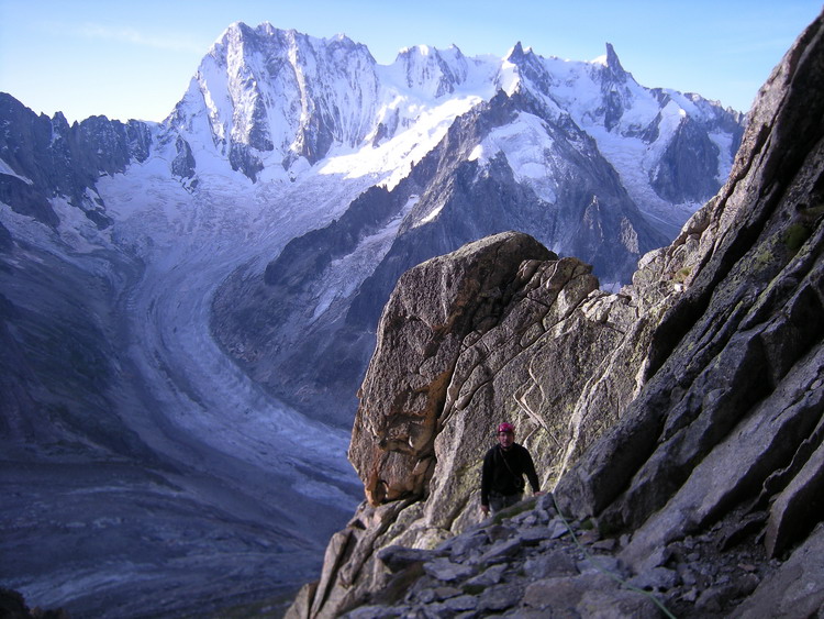 lever du soleil dans les dernières longueurs d'approche sous l'arête sud du Moine