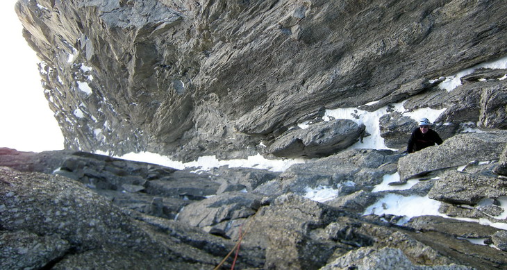 La sortie rocheuse et encaissée du couloir-goulotte Est de la pointe Lachenal