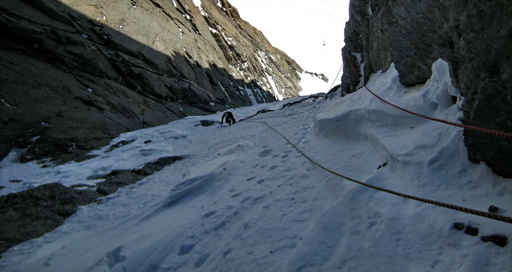 Belle ambiance dans le haut du couloir Est de la pointe Lachenal