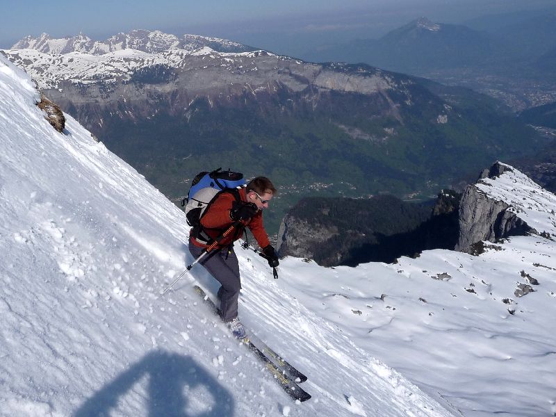 Descente à ski des pentes sommitales du Chapeau Gaspard