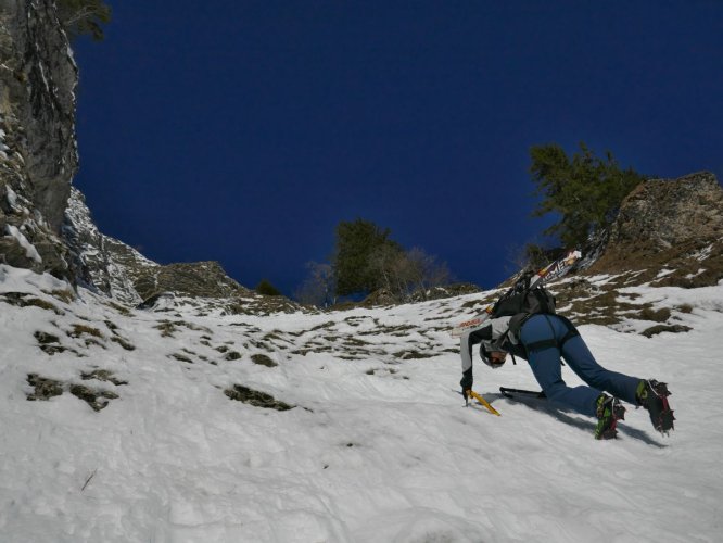 Remontée en crampons du couloir peu enneigé