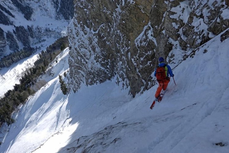 Le couloir peu enneigé en neige délicate