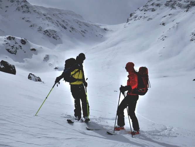 Une météo délicate dans le val de Rhêmes début avril, on observe nos belles traces