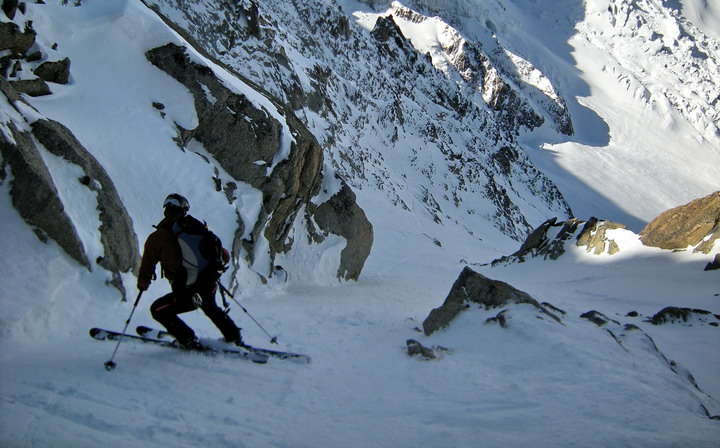 Au départ à 45°, grande ambiance au dessus des 600 m du couloir des Cosmiques à l'aiguille du Midi Au départ à 45°, grande ambiance au dessus des 600 m du couloir des Cosmiques à l'aiguille du Midi