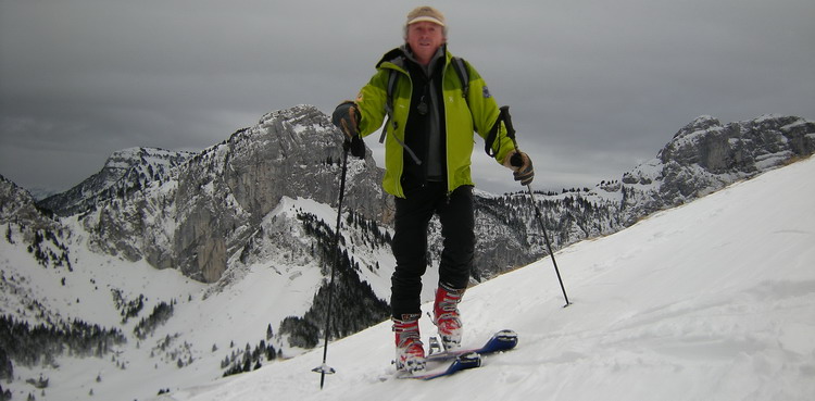 Pierre Pisano en ski de randonnée près du sommet de Sur Cou Pierre Pisano en ski de randonnée près du sommet de Sur Cou