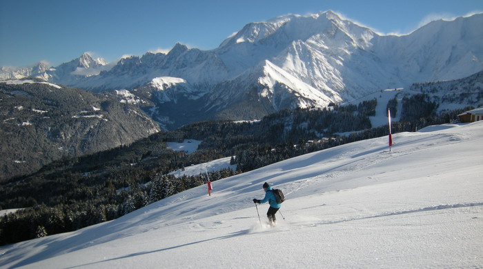 Descente à ski en poudreuse au dessus de Saint-Gervais Mont-Blanc