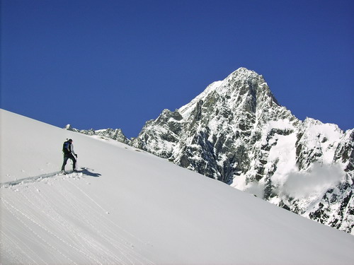 Les Jorasses, versant sud du Mont-Blanc Franck en ski de randonnée vers les Jorasses